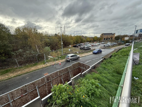 原本的D及E座停车入口仍然被封住。 （独家照片）