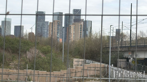 已被铁栏围封的正是无法交楼的D、E座，合共有336名买家收影响。 （独家照片）