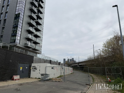 图为X1 Manchester Water C座外围，未打地基的D、E座已被铁栏围封。 （独家照片）