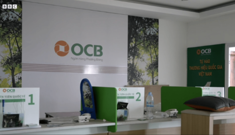 大楼内设有多个精心布置的房间，模拟中国、澳洲、新加坡、巴西及印度等地的警局与公安局、假越南银行。 BBC画面截图1