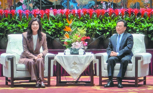 江苏省委书记信长星（右）8日中午在南京会见国民党主席郑丽文（左）所率领的访问团一行。