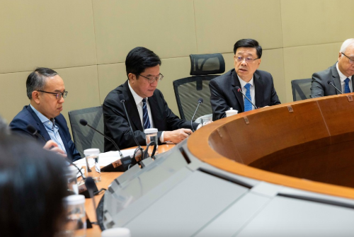 署理财政司司长黄伟纶（左二）、财经事务及库务局局长许正宇（左一）和环境及生态局局长谢展寰（右一）亦有出席会议。