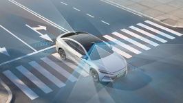 比亚迪何志奇：辅助驾驶让新能源车险少亏了1个亿