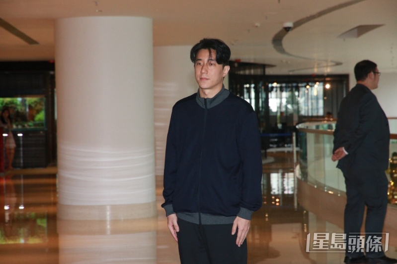 成龙重申儿子做错事必须承担后果。