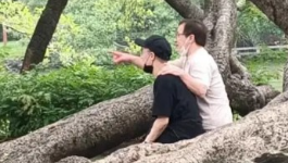 成龙72岁生日同房祖名世纪破冰 ，温馨搭爱儿膊头父爱满溢， 曾形同陌路关系疏离