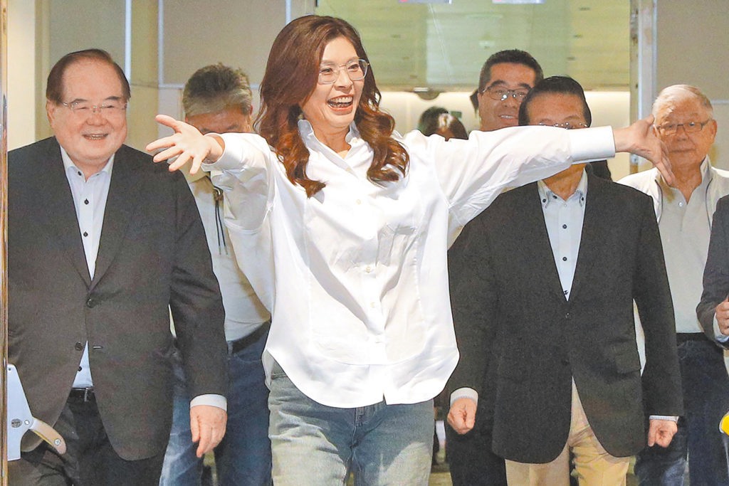 国民党主席郑丽文(中)一行人12日结束访陆行程返台。 国民党主席郑丽文(中)一行人12日结束访陆行程返台。