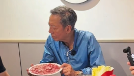 73岁前TVB绿叶王骆应钧近况堪忧？内地吃饭被捕获，颈现青筋身形消瘦惹关注