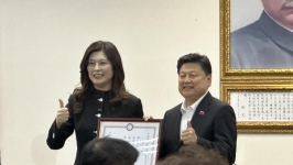 郑丽文穿中山装，喊话赖清德朝野领袖对谈