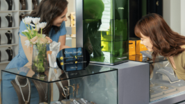 激光雕刻掀即时定制热潮，门店对抗电商，专家：融合体验及生产，重塑零售生态