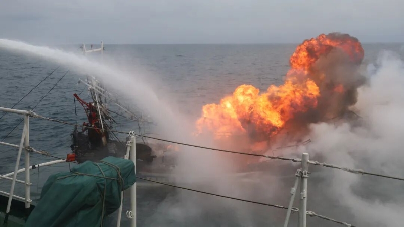 海警舰艇对失火渔船进行灭火