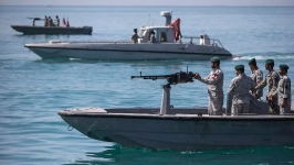 伊朗海军向油轮开火