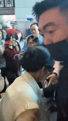 幸好赵雅芝被保安及工作人员及时扶起。