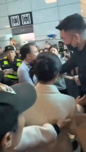 保安及工作人员保护赵雅芝，场面极度混乱。