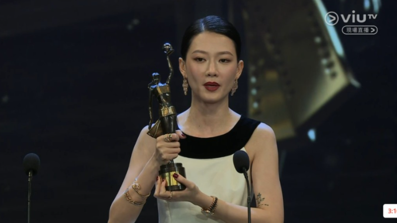 廖子妤凭《像我这样的爱情》夺金像影后。