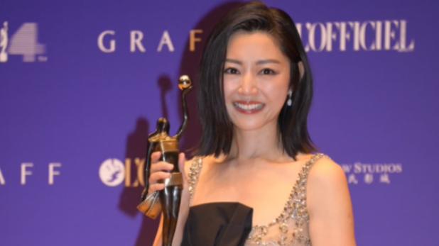 金像奖2026 | 卫诗雅赢“最佳女配角”夸老公旺妻，忆7年前迷茫担心失业