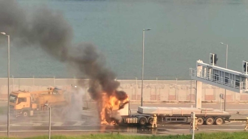 港珠澳大桥香港连接路拖头陷火海