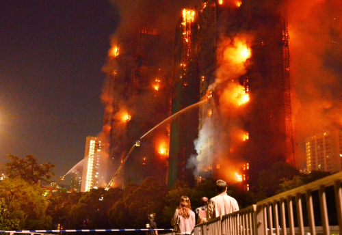 殉职消防何伟豪装备散落火场走廊