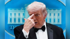 白宫记者晚宴枪击︱一文看清特朗普屡遇刺杀，曾右耳中枪险被“爆头”