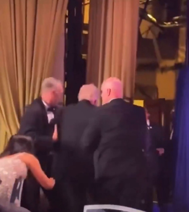 姜伟嘉一度企图绕过特朗普逃生但失败。