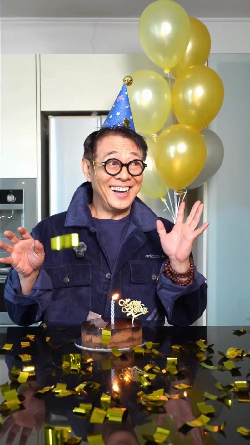 李连杰举动好“少女味”浓。