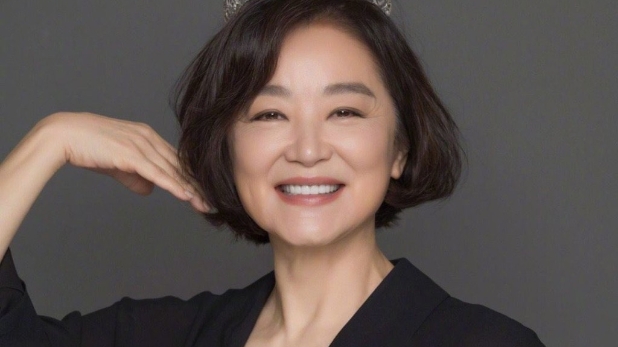 林青霞罕现身中大气质非凡，71岁状态一流笑容竟现少女感，分享险失明经历