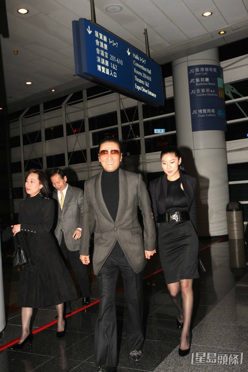 谢贤于2005年69岁时谱“爷孙恋”，恋上年差49岁的上海女友CoCo。