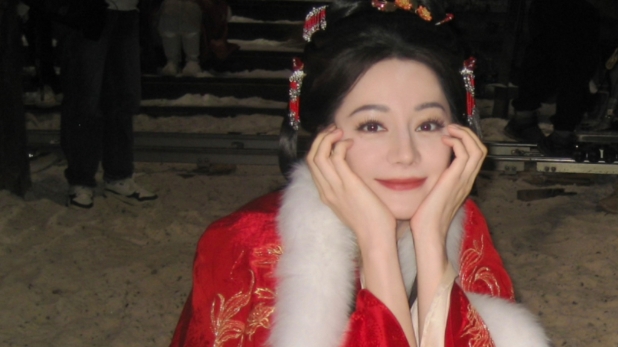 迪丽热巴“表情痛苦捂肚子”画面曝光，直播状态粉丝心疼