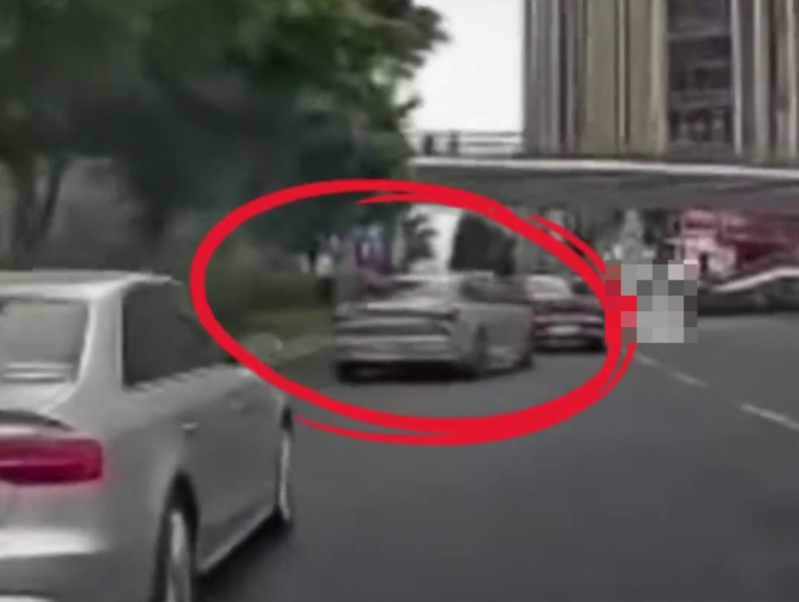 成都狂徒闹市连环撞途人