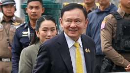 泰国前总理他信假释出狱，上千“红衫军”到场迎接
