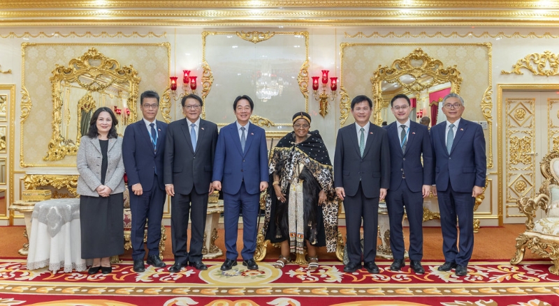 史國王母恩彤碧(右4)與我出訪團合影。（圖／取自林佳龍臉書）