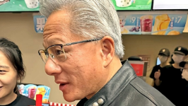 蜜雪冰城上线黄仁勋同款饮品，销量大增140%，有人一次购买30杯