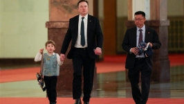 马斯克儿子X进人民大会堂走红：全名叫“X A-Xii” 背后含义太狂了