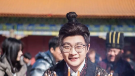 24岁短剧演员黄子仟因车祸离世，曾出演《重回80》《小鱼儿传奇》等多部短剧