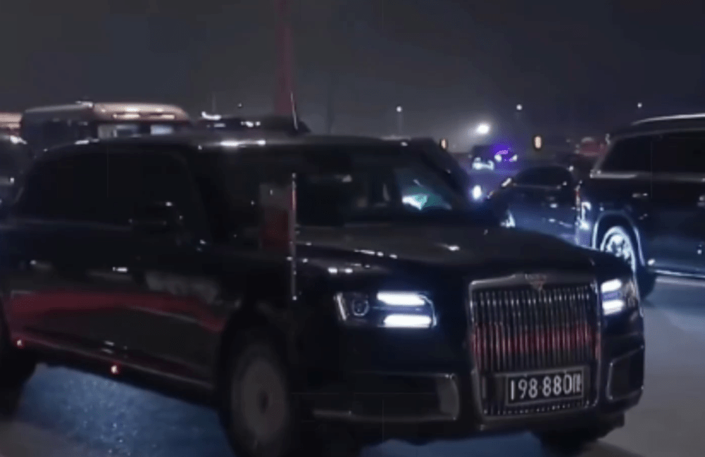 普京在北京出行乘坐的是挂中国牌照的俄罗斯奥鲁斯(Aurus)汽车,车牌有三个8字。 普京在北京出行乘坐的是挂中国牌照的俄罗斯奥鲁斯(Aurus)汽车,车牌有三个8字。