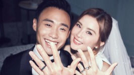 阿Sa蔡卓妍结婚未足月突疯传离婚，被指“含泪控诉”老公？经理人霍汶希代回应：去度蜜月了