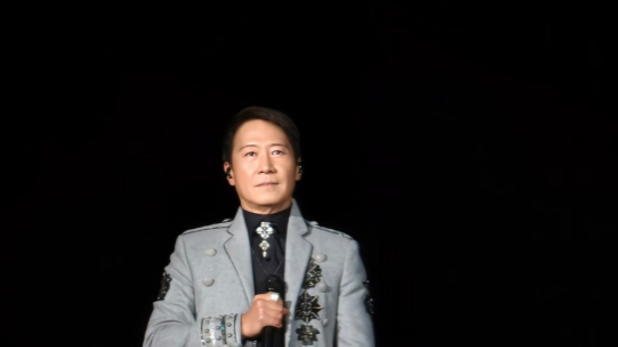 黎明佛山开演唱会妻女罕现身，8岁爱女超投入，妻子零表情惹关注