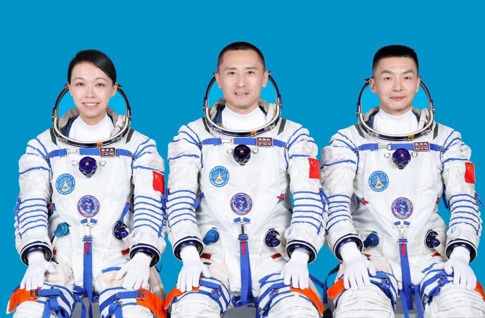 执行神舟二十三号载人飞行任务的航天员乘组由朱杨柱(中)、张志远(右)、黎家盈三名航天员组成 执行神舟二十三号载人飞行任务的航天员乘组由朱杨柱(中)、张志远(右)、黎家盈三名航天员组成