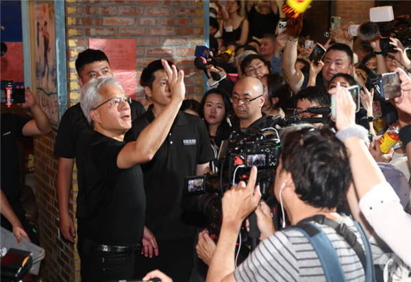 台积电首次回应华为韬定律：概念早就有了 芯片耗电量才是关键 黄仁勋：依旧领先十年