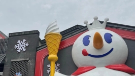 超2000m²全球最大蜜雪冰城旗舰店正式试营业，消费者一早排长队，门店被人群包围