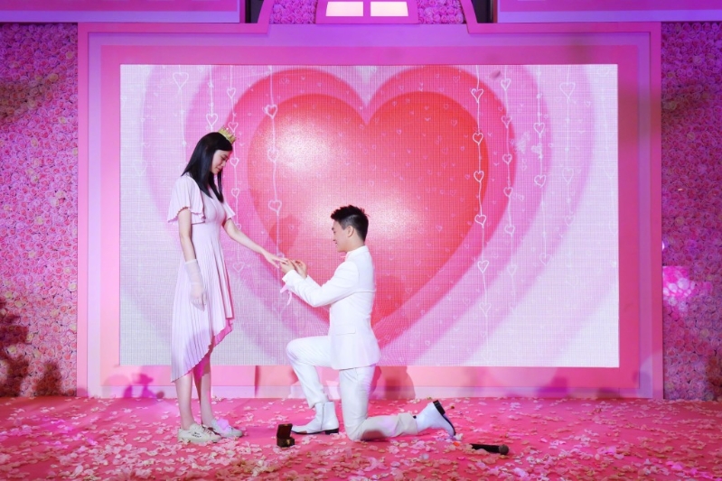 何猷君在2019年5月于上海一个商场向奚梦瑶求婚。 何猷君在2019年5月于上海一个商场向奚梦瑶求婚。