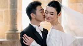 奚梦瑶何猷君在法国大婚，二人晒婚礼现场图，王嘉尔担任伴郎，姐姐何超莲公开送祝福