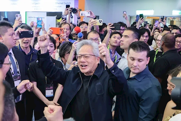 黄仁勋成台北电脑展顶流：热情与女粉握手拍照 和全场同喊 Jensen