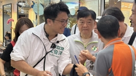 沈伯洋下基层拜票，遭呛“选到这种人当台北市长真的完蛋”