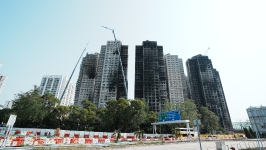 香港宏福苑大火︱警方及廉署就宏福苑大火采取联合行动，起诉7人及两间公司25项罪、包括误杀、串谋诈骗及洗黑钱等