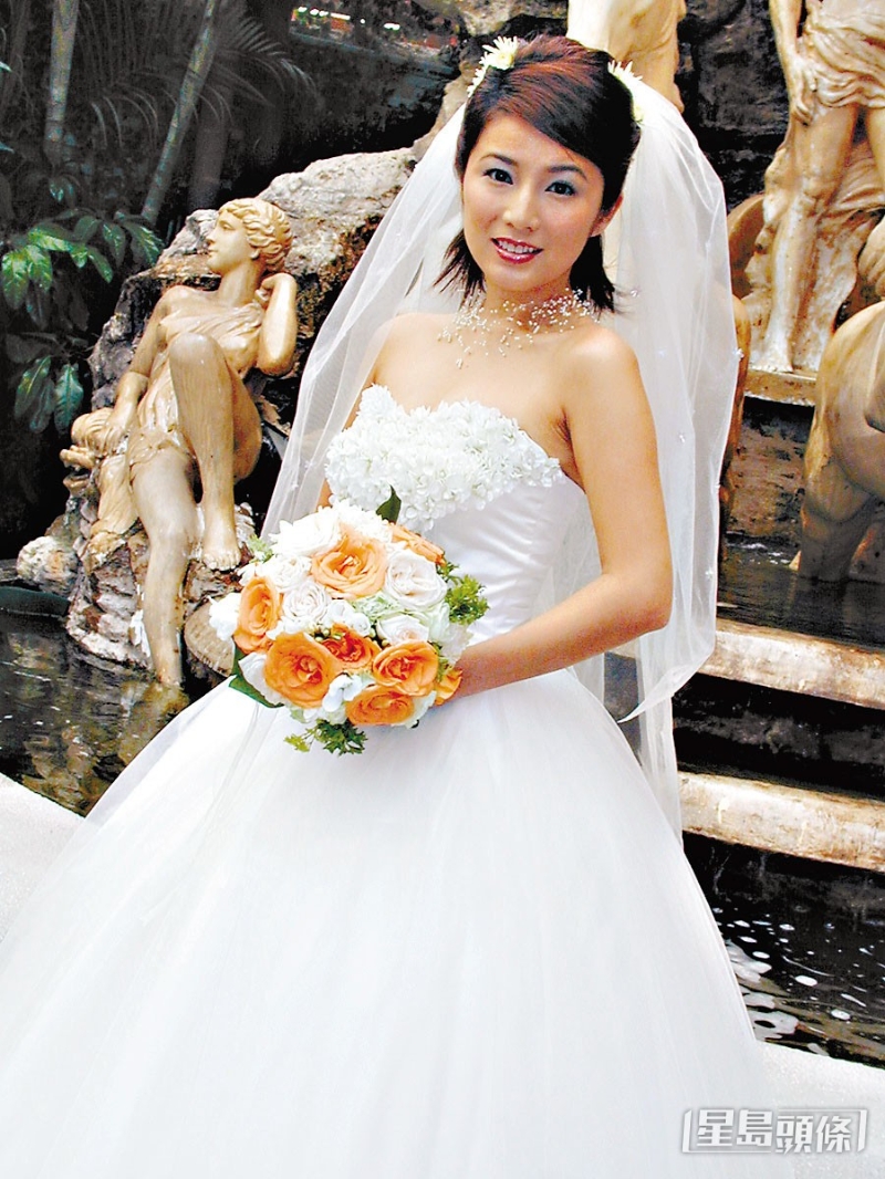 吴忻熹2011年与“南丫岛王子”陈剑陵结婚,婚后诞下两个囡囡。 吴忻熹2011年与“南丫岛王子”陈剑陵结婚,婚后诞下两个囡囡。
