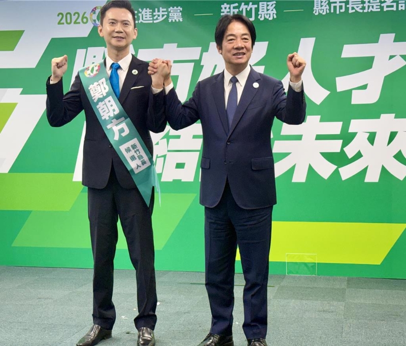 郑朝方(左)表示：蔡英文、赖清德(右)都说他没有政治味。
