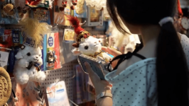 LABUBU新疆版｜文创小羊红爆全网，游客拖行李箱排队两日疯抢