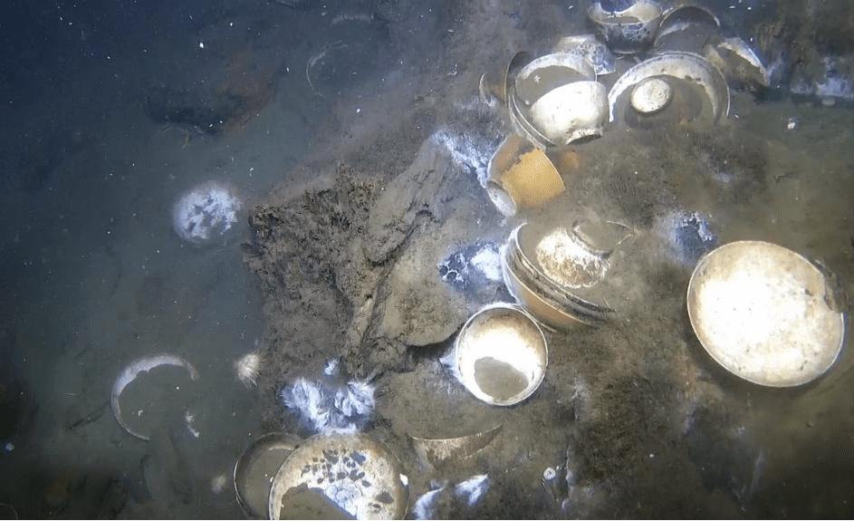 沉船上打捞出的中国瓷器。 沉船上打捞出的中国瓷器。