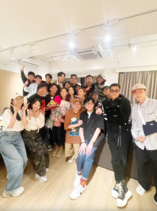 多位有份演出《新闻女王》的艺人昨日(14日)在IG分享合照。 多位有份演出《新闻女王》的艺人昨日(14日)在IG分享合照。