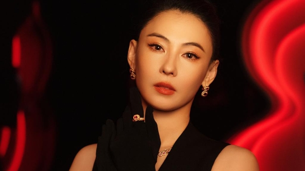 43岁张柏芝穿17年前LV亲子装！Lucas今180公分，网惊：妈妈完全没变